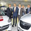 Übergabe vollzogen: Jens Nagl, Opel-Direktor Händlerentwicklung (links) und die neuen Besitzer Paul und Peter Ehrlich freuen sich mit Mitarbeiter Stefan Kolb und Niederlassungsleiter Hubert Breunig auf die gemeinsame Zukunft.