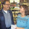 (mge)   Statt Kundengeschenken überreichte Elke Ludwig, Inhaberin der Rosenapotheke in Poppenhausen und der St. Burkard Apotheke in Oerlenbach, Wolfgang Krämer von der Elterninitiative leukämie- und tumorkranker Kinder in Würzburg eine Spende von 1000 Euro. Die Selbsthilfegruppe hat sich 1985 gegründet. Dank ihrer Spenden wurde es möglich, die Kinderstationen Regenbogen, die Schatzinsel und die Tagesklinik Leuchtturm familiengerecht auszustatten. Musik und Clowns schenken den Kindern frohe Stunden. Auf den Stationen gibt es Gymnastik- und Entspannungsangebote. Während der Therapie wird die Familie psychosozial begleitet. „Wir unterstützen auch die Forschung“, erklärt Wolfgang Krämer als ehrenamtliches Mitglied im Beirat der Initiative. Und das mit Erfolg: Noch vor 20 Jahren hätten nur 20 Prozent der Kinder geheilt werden können, heute seien es bereits 80 Prozent.