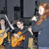 Weihnachtliche Melodien: Mona Streitenberger mit ihrer Querflöte wurde beim Helmstadter Kirchenkonzert begleitet von Larissa Gersitz und Lukas Streitenberger mit der Gitarre.