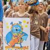 Eulen-Groupies: Kinder aus der Kerschensteiner-Schule hatten eigens zur Eröffnung den Euliver-Song einstudiert.