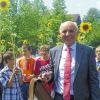 Abschied: Der langjährige Röttinger Schulleiter Erwin Gotthard verlässt „seine“ Mittelschule durch ein Spalier aus Sonnenblumen.