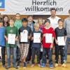 Erfolgreicher Nachwuchs: Mit einem tollen 5. Platz verabschiedete sich die Basketball-Mannschaft des Martin-Pollich-Gymnasiums vom Schools-Cup-Finale in Bamberg. Mit im Bild Annika Traut, Vertriebsleiterin der Genobank Rhön-Grabfeld, dem Initiator der Schools-Cups in der Region Rhön-Grabfeld (hinten links) sowie Thomas Görtler von den Brose Baskets (hinten rechts) und daneben Michael Schmidt, Sportlehrer am MPG.