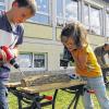 Fleißige Handwerker: Emsig betätigten sich die Schüler (im Bild Kinder der Grundschule Oberstreu) beim Bau eines Insektenhotels.