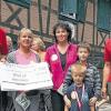 (iko)   Beim „Einsiedel-Waldlauf“ des TSV Güntersleben ging das Startgeld in diesem Jahr an den Würzburger Verein Kiwi und kommt damit kranken Kindern zugute. Noch vor Ort haben Erich Schömig und Harald Issing (Leiter und Stellvertreter der Abteilung Ausdauersport des TSV) den Erlös von 1722 Euro an die Kiwi-Vereinsvorsitzenden Ina Schmolke und ihre Stellvertreterin Gabi Krug übergeben.