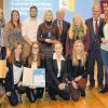 (mr)   Die Schülerzeitung „eigenleben“ der Klara-Oppenheimer-Schule in Würzburg zählt zu den besten Schülerzeitungen Bayerns. Die Schüler hatten sich beim von der Hanns-Seidel-Stiftung ausgeschriebenen Wettbewerb „Die Raute“ unter 210 Einsendungen als eines von 15 Siegerteams durchgesetzt. „Die Raute“ hat sich zu einem begehrten Preis für Schülerzeitungsredaktionen entwickelt. Peter Müller, Amtschef im Bayerischen Kultusministerium, und Stiftungsvorsitzender Hans Zehetmair überreichten in München den mit insgesamt 4500 Euro dotierten Preis an die Redaktionsteams. Der Preis wird auch im laufenden Schuljahr ausgeschrieben. Infos: www.hss.de/preise/die-raute.html