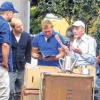 Der Franz (3.von rechts) sammelte Querbeet: Einiges ließ sich noch verkaufen; die Händler Otto, Mauro und Sükrü (vorne v.l.) halfen.