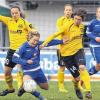 Schmerzhaft gestoppt: Der ETSV Würzburg – auf unserem Bild wird Carina Schlangen (Zweite von links) von den Weinbergerinnen Melanie Diener (links) und Angelika Rößler (Nummer 14) abgedrängt – verlor das letzte Heimspiel 2013 mit 0:2 und überwintert auf dem Relegationsplatz.