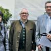 Jubiläumshauptsonderschau beim Geflügelzuchtverein Ibind in Hofheim: Im Bild (von links) Aidhausens Bürgermeister Dieter Möhring, Stadträtin Christel Teinzer (Hofheim), Hofheims zweiter Bürgermeister Bernd Blatt, Friedrich Günther, Vorsitzender des Sondervereins der Züchter Schlesischer Kropftauben, Züchter Michael Schwaebe mit seiner Europachampion-Taube und GZV-Vorsitzender Rupert Bockelt.