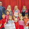 (rd)   Der TC RW Bad Königshofen erhielt für sein Kinder-Sport-Projekt „Kleinfeld-Tennis“ die Auszeichnung „Stern des Sports in Bronze“, verbunden mit einer Geldprämie in Höhe von 1000 Euro, im Rahmen einer Gemeinschaftsaktion des DOSB (Deutscher Olympischer Sportbund) und der deutschen Genossenschaftsbanken. Den Preis überreichten Vorstand Markus Merz (links) und Prokurist Jürgen Halbig (Zweiter von rechts) von der Genobank Rhön-Grabfeld an den TC-RW-Vorsitzenden Elmar Mantel (rechts) und die am Projekt Beteiligten (von links) Sonja Straub, Nina Kühlwein und Ellen Semineth.