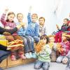 (sp)   Goldbraun gebrannt, mit dunklen Rosinenaugen: Frisch gebackene Martinsmänner verteilte Maria Martin, Leiterin der Brauerei Martinsbräu, am Montagvormittag in der Kindertagesstätte Kolpingstraße. Traditionell werden die Hefemännchen jedes Jahr am 11. November in den Kindergärten Marktheidenfelds und im Stadtteil Altfeld ausgegeben. „Den Brauch habe ich von meinem Vater übernommen“, sagt Martin. Seit rund 40 Jahren spendet das Familienunternehmen am Tag des Heiligen St. Martin Süßigkeiten, insgesamt 350 sind es dieses Mal. In braunen Kartons kommt das Backwerk von der Bäckerei Neumeyer im Kindergarten an. Beim Öffnen der Kisten allerdings gibt es eine Überraschung: Den Martinsmännern fehlt die klassische Tonpfeife im Mund. „Das macht nichts, die kann man ja sowieso nicht mitessen“, lacht Martin. Auch die Kinder stört das wenig, die kleinen Finger schließen sich zufrieden um den weichen Teig. „Jeder darf seinen Martinsmann einpacken und dann zuhause essen“, sagt Leiterin Birgit Nürnberger. Nicht alle Kinder wollen aber so lange warten, schließlich sind die Martinsmänner „so süß“. Der ein oder andere knusprige Mann wird deshalb am Ende des Fototermins doch schon ohne Ohr oder Kopf in die Tasche gepackt.