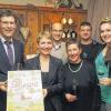 Freuen sich über den Landkreis-Ehrenpreis für das Homburger Weingut Martin (von links): Landrat Thomas Schiebel, Michaela Fürböter, Christian Fürböter, Linda Schwarz, Kellermeister Jochen Liebstückel und die Homburger Weinprinzessin Sarah Blank.