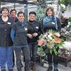 (geri) Eine neue Filiale hat das in Fulda sitzende Floristik-Unternehmen Flora Verde im Mittleren Weg im Gewerbegebiet Spitzäcker in Werneck eröffnet. Unter dem Motto „Wir lieben Blumen“ bietet die Filiale Floristik aller Art und für jeden Anlass sowie Pflanzen für Garten und Zimmer. Neben dem Schwerpunkt Blumen zählen auf 500 Quadratmetern Ladenfläche auch Dekorationen für verschiedenste Anlässe, Tischdekoration und Keramik zum Angebot. Hinzu kommt auf 170 Quadratmeter überdachter Außenverkaufsfläche Pflanzen-Saisonware für den Garten. Laut Bezirksleiterin Margarita Euchermann setze Flora Verde auf qualifizierte Floristinnen um eine gute Beratung zu gewährleisten, ergänzt durch einen Lieferservice. Aufgrund des Filialsystems könne Flora Verde ohne Zwischenhändler direkt beim Produzenten einkaufen und so hochwertige Ware frisch und zu günstigen Preisen anbieten. Im Bild das Floristinnen-Team der Wernecker Filiale (von links) Helga Herlein, Birgit Berndt, Filialleiterin Rebecca Kellermann, Bezirksleiterin Margarita Euchermann und Corina Iff. Die Filiale hat montags bis samstag täglich von 8 bis 20 Uhr geöffnet.