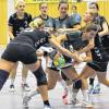 Nicht zu halten: Die Nüdlingerin Anna Kleinhenz (am Ball) kämpft sich durch die Münchberger Abwehrriege (von links: Bianca Zahn, Jennifer Wagner, Katharina Nollner und Jenny Oertel). Ihre Kolleginnen Lisa Wenzke und Sabrina Kleinhenz sehen es mit Wohlwollen.