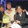 (th)   In einem hochkarätigen Finale setzte sich beim siebten Fränkischen Kabarettpreis in der Arnsteiner Stadthalle Axel Pätz aus Hamburg (zweiter von rechts) mit einem pfiffigen "Tastenkabarett" am Klavier und am Akkordeon gegen seine Konkurrenten Volker Weininger (Mitte) und Martina Ortmann durch. Den Siegespreis, den „Schaffer“ (Schäfer) überreichte der Schirmherr des Kabarettpreises, Mathias Respicius vom Bockshorn in Würzburg. Es gratulieren Roland Metz vom Förderverein (links) und der ehemalige Landrat Armin Grein (rechts).