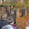 Literarischer Friedhofsgang: Eine Station war der Jüdische Friedhof. Rechts Albrecht Garsky, der die Veranstaltung auch initiierte.