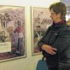 Die Bilder der Amnesty International-Ausstellung „Wände des Widerstands“ machen betroffen. Von links: der Geschichtsvereinsvorsitzende Karl Anderlohr, die Zweite Bürgermeisterin Brigitte Riedmann und SPD-Stadtrat Seppl Blenk.