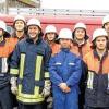 (rf)   „Jeder kann sich auf die Feuerwehrleute verlassen“, so Kreisbrandinspektor Peter Höhn bei seiner Ansprache nach der erfolgreichen Leistungsprüfung zweier Löschgruppen in Hausen. Bei ihren Einsätzen würden sie teilweise große Risiken für Gesundheit und Leben eingehen. Umso mehr sei ihnen zu danken. Der Vorsitzende des Feuerwehrvereins, Friedbert Weck, freute sich, dass so viele junge Leute bei dieser Leistungsprüfung dabei waren. Im Bild die erfolgreichen Wehrleute und Führungskräfte (von links): Kommandant Christian Lindner (Höchststufe 6 Goldblau), Kreisbrandmeister Horst Klopf, Florian Müller (Stufe 4), Martina Klinger (Stufe 4), David Lindner (Stufe 1), Michael Klinger (Stufe 3), André Kaiser (Stufe 3), Jonas Müller (Stufe 1), Patrick Lindner (Stufe 1), Christoph Kaiser (Stufe 1), Dennis Beyersdörfer (Stufe 1), Oliver Kaiser (Stufe 1), Anna Lena Müller (Stufe 1), Max Krieg (Stufe 1), Vorsitzender Friedbert Weck und Kreisbrandinspektor Peter Höhn.