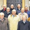 60-jähriges Abiturjubiläum: Hermann Rapps, Leiter des Siebold-Gymnasiums (ganz rechts), begrüßte Kurt Magar (vordere Reihe, Mitte) und elf weitere Klassenkameraden und führte sie durch ihre ehemalige „Penne“.