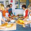 Ran an die Nudelhölzer: Tatjana Ebelt, Bärbel Kilian, Marion Bruder, Elisabeth Schirmer und Renate Wudy (von links) legen sich ins Zeug für den Herchsheimer Spinnrädlesmarkt am Sonntag (27. Oktober).