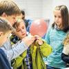 An Luftballons ausprobiert: Schüler erforschen das Prinzip des Rückstoßes.