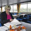 Die Stühle sind unbesetzt:  Viel zu oft ist das Schiff in seiner ersten Saison leer oder mit ganz wenigen Passagieren zwischen Kitzingen und Marktbreit gefahren. Helen Popp sitzt alleine im Gastraum und blättert im Gästebuch. Die Einträge belegen: Wer dabei war, hatte viel Spaß.