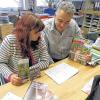 Jutta Höfler und Claus Seifert mit Printmedien, die von der LAG herausgegeben werden, zum Beispiel der „einSteiger“ mit Infos für den Steigerwald.