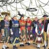 (hag)   Die Mitglieder der Trachtengruppe Eichelsee haben in München für Aufsehen gesorgt. Mit der außergewöhnlich farbenprächtigen alten Gautracht haben sie das Interesse der Oktoberfest-Besucher auf der so genannten „Oidn Wiesn“ geweckt. Auf dem historischen Oktoberfest, das 2010 am südlichen Rand der Theresienwiese ins Leben gerufen wurde, stehen die Pflege von Brauchtum und Tradition im Vordergrund. Im Museumszelt präsentierten die Eichelseer mit Roswitha Düchs an der Spitze die Tracht.Die Eichelseer erläuterten die Haartracht und die Kleidungsstücke und machten das kleine Eichelsee und den Ochsenfurter Gau in der Landeshauptstadt bekannt. Im Bild (von links): Georg Kleinschroth, Maria Fuchs, Susanne Schuhmann, Luise Stiegler, Hiltrud Pfeuffer, Roswitha Düchs, Anna Schäfer, Alexander Schäfer und Davis Schäfer.