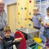 Kräftig kurbeln: Zusammen mit Georg Biernoth machten die Kinder im evangelischen Kindergarten Karlstadt selbst Apfelsaft.