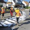 Sieger bei der Prämierung: Wie man einen unerlaubten Zebrastreifen wieder von der Fahrbahn entfernt, demonstrierte eine „Putzkolonne“ des Frauen-Stammtisches.