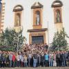 Eine große Familie: Die Teilnehmer des Treffens vor der Sankt-Markus-Kirche.