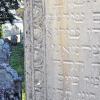 Christliche Steinmetze, die jüdische Grabsteine angefertigt haben: Dieses Thema interessiert den Zeiler Heimatforscher Heinrich Weisel. Auf der Suche nach konkreten Spuren ist er unter anderem im israelitischen Friedhof bei Kleinsteinach fündig geworden.  Unten: Die rotbraune Maserung ist charakteristisch für den Zeiler Schilfsandstein.