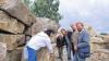 Beim Maß nehmen: Die Steintechnikerin Sabine Nahm zeigt den Bildhauern (von rechts) Kurt Grimm, Dierk Berthel und Christoph Jakob sowie dem in Kirchheim lebenden Präsidenten des Deutschen Naturstein-Verbands, Joachim Grüter (Zweiter von rechts), die Varianten des Kirchheimer Muschelkalks.