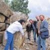 Beim Maß nehmen: Die Steintechnikerin Sabine Nahm zeigt den Bildhauern (von rechts) Kurt Grimm, Dierk Berthel und Christoph Jakob sowie dem in Kirchheim lebenden Präsidenten des Deutschen Naturstein-Verbands, Joachim Grüter (Zweiter von rechts), die Varianten des Kirchheimer Muschelkalks.