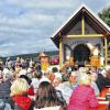 Gottesdienst im Sonnenschein: Rund 200 Gäste kamen, um gemeinsam mit den Pfarrern Bernhard Albert und Michael Nachtrab die Einweihung der „Friedenskapelle“ auf der Hofhöhe zu feiern.