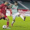 Und hoch das Bein: Der FC Würzburger Kickers (links Alexander Konjevic) holte am Montagabend bei der Zweitliga-Reserve der SpVgg Greuther Fürth (rechts 1:0-Torschütze Rifat Akbulut) einen 0:2-Rückstand auf und sicherte sich beim 2:2-Remis noch einen Zähler.