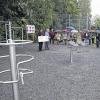(ehe)   Den neuen Seniorensportpark am Sportgelände der Spielvereinigung (Spvgg) in Leinach hat jüngst der Vorsitzende Waldemar Amrehn gemeinsam mit Bürgermeister Uwe Klüpfel eröffnet. Nun stehen hier ab sofort sechs speziell auf die Bedürfnisse von Senioren abgestimmte Fitnessgeräte zur Verfügung. Um Kosten zu sparen, wurden die sechs Geräte nach dem Vorbild vergleichbarer käuflicher Exemplare von einem Helferteam in Materialkombination aus Edelstahl und Holz hergestellt. Regulär hätte die Anschaffung von Dehnungsturm, Hüft-Trainer, Motorik-Trainer, Oberkörper-Trainer, Schulter-Trainer und Zugturm an die 10 000 Euro gekostet, sagte Spvgg-Vorsitzender Waldemar Amrehn. Deshalb dankte der Vorsitzende all jenen, die mit ihrer Unterstützung zur Kosteneinsparung mit beitrugen. Über einen finanziellen Beitrag allerdings durfte sich die Spielvereinigung dennoch freuen: Als persönliche Beteiligung an den Materialkosten stellte Bürgermeister Uwe Klüpfel 500 Euro zu Verfügung. Als Ergänzung zum Breitensportangebot sollen die nun zu Verfügung gestellten Geräte Muskulatur und Gelenke von Kopf bis zur Hüfte mobilisieren. Weil die Natur im Leinachtal ausreichend Bewegungsraum bietet, sei im neuen Seniorensportpark bewusst auf fest stehende Fahrräder oder Laufbänder verzichtet worden, war von der Vorstandschaft der Spvgg zu erfahren.