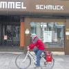 (hh)    Der Nachfolger der Firma Memmel in der Spitalstraße 31/33 ist aus der Branche. Die Firma Pro Optik wird einziehen, den Laden in der Fußgängerzone vorher aber umbauen. Die heutige Passage wird zurückgebaut und die Verkaufsfläche damit auf 250 Quadratmeter erweitert. Durch den Umbau – auch das Vordach wird entfernt – verändert sich die Ansicht nach Meinung der Bau-Stadträte sehr zum Positiven. Thomas End (SPD) etwa meinte in der Sitzung am Donnerstag, dass der neue Nutzer seinem Namen insofern schon mal alle Ehre mache. Wegen der erweiterten Verkaufsfläche wird ein Stellplatz mehr nötig, den Pro Optik ablöst.