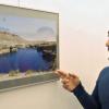 Stiller See: Azhand Habeer Nahim und eine seiner Aufnahmen aus Afghanistan, die im evangelischen Gemeinderaum gezeigt werden.