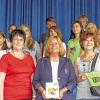80 Arbeitsstunden im Ehrenamt: Konrektorin Doris Illig, Lohrs Dritte Bürgermeisterin Rosemarie Stenger und Organisatorin Gerlinde Stumpf vom Landratsamt Main-Spessart (vorne von links) würdigten den freiwilligen Dienst der 24 Schülerinnen und Schüler. Ansprechpartner waren Mittelschullehrerin Richarda Köckemann und Realschul-Beratungsrektor Karl Steger (hinten von rechts).