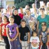 Solidarität: Am Freitagmorgen trafen sich spontan etliche Dingolshäuser, um ihre Unterstützung für die tschetschenischen Familien in Dingolshausen zu zeigen. „Wir für sie“ steht auf den Zetteln, die sie in Händen halten. Mit im Bild Dolmetscherin Albina Baumann (zweite Reihe rechts).