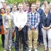 Jetzt kann Karriere gemacht werden: Kaufmännische und technische Auszubildende der Fränkischen, die im Sommer ihre Prüfungen abgelegt hatten, erhielten im Rahmen einer Feierstunde ihre Abschlusszeugnisse. Die Aufnahme zeigt Absolventen, Verantwortliche des Unternehmens und Gäste.