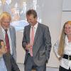 Gespannte Erwartung: Günther Felbinger zusammen mit Altlandrat Armin Grein, seinem Büroleiter Jan Richter (links) und seiner Ehefrau Erika bei der Wahlparty im Gasthaus „Imhof“ in Langenprozelten.