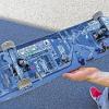 Absolut individuell: Sebastian „Buddy" Hiller zeigt die Rückseite seines Skateboards.