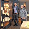 (bert)   Durch einen Kraftakt in wenigen Wochen hat sich im Hotel Rebstock ein spektakulärer Wandel vollzogen. 1,1 Millionen Euro hat Hotelinhaber Christoph Unckell (Mitte) investiert und ist nun zu Recht stolz auf das Ergebnis. Der gesamte Restaurant- und Küchenbereich wurde umgebaut. Entstanden sind ein neues Feinschmeckerrestaurant und ein Salon im ehemaligen Wintergarten mit fein-fränkischer Bistroküche und Bar, die Anfang September eröffnen. „Kuno 1408“ ist der Name des stylischen und modernen Restaurants, das den Gästen des Vier-Sterne-Hotels fortan Gaumenfreuden bereiten soll. „Wir freuen uns, wenn neben unseren Hausgästen auch die Würzburger unser neues gastronomisches Angebot schätzen lernen. Mit dem Salon und unserem 'Kuno' bieten wir für jeden Geschmack etwas an“, sagt Unckell. Der Name des Restaurants erinnert an den ersten Besitzer des Traditionshauses und die erste urkundliche Erwähnung im Jahr 1408. Der neue Küchenchef Benedikt Faust (rechts) stammt aus Marktheidenfeld. Er steht für eine innovative Feinschmeckerküche, die über Würzburgs Grenzen hinweg neue Impulse setzen soll. Seine Karriere begleiten zwei Michelin-Sterne und weitere Auszeichnungen. Seine Ehefrau Sabrina Faust (links) hat er als Restaurantleiterin gleich mitgebracht. Damit der Küchenchef seiner Kreativität freien Lauf lassen kann, wurde die Küche komplett umgebaut und auf den neuesten Stand der Technik gebracht. Für die exklusive Innenausstattung zeichnete Dana Rawle (Rawledesign, Offenbach) verantwortlich. Mit Planung und Bauleitung waren die Architekten Haas + Haas aus Eibelstadt betraut.