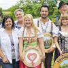 Majestäten und Ritter: Stellvertretender Schützenkommissar Werner May, Sabine Spenrath, Volker Pudenz, Monika Weidt, Raimund Linke, Bürgerkönigin Carolin Schmidt-Linke, Bürgerkönig Fabian Kesselring, Schützenkönigin Sabine Dorsch, Schützenmeister Alex Schwing, Michael Gräser und Christine Degan (von links) nach der Königsproklamation der Schützengilde Hohenfeld. Im Hintergrund die Bergkirche.