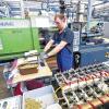 Auch kleinere Betriebe müssen investieren: Der Kunststoffspezialist Joma-Polytec GmbH Getriebeteile. mit rund 80 Millionen Euro Umsatz und 400 Mitarbeiten, ist unter anderem als Zulieferer für die Autoindustrie tätig. Bei Finanzierungsfragen setzt der Betrieb nicht nur auf Kreditinstitute.