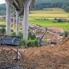 Die Hälfte ist schon weg: Stahl der alten Sinntalbrücke Brücke unter der neuen.