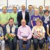 (ng)   Im Rahmen einer Feierstunde hat Steffen Seubert, Chef der Firma Lochnerverpackung, langjährige Mitarbeiter geehrt. Auf 25 Jahre blickt Bernd Jauernig und auf 20 Jahre Hartmut Ott zurück. Seubert ehrte mit Präsenten außerdem Thomas Brückner (34 Jahre in der Firma), Uwe Schmitt (33), Harald Seelmann (29), Fritz Wetterich (28), Gisela Schneider (26), Frank Tölg (23), Tanja Wetterich (22), Charlotte Appel (19), Enrico de Boeck (17), Uschi Heuser (16), Amanda Mann (16), Benjamin Lösch (15), Martina Schlier (11), Helmut Kehrlein (11), und Anton Gutbrod (10). Unser Bild zeigt die Jubilare zusammen mit Steffen Seubert (stehend Vierter von links), Seniorchef Herbert Seubert (davor) und Christel Seubert (links daneben), die für ihre Verdienste einen Blumenstrauß erhielt.