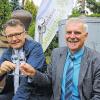 Prost auf den Förderbescheid: Karl-Heinz Suhl und Bürgermeister Jürgen Karle, allerdings mit Wasser in den Gläsern.   Dünnebier