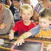 Was ist das denn? Ein neuer Laptop? Beim Unterricht wie anno dazumal in der Dorfschule aus Krausenbach nahmen die Kinder ganz erstaunt die Schiefertafel unter die Lupe, auf der Uroma und Uropa geschrieben haben.